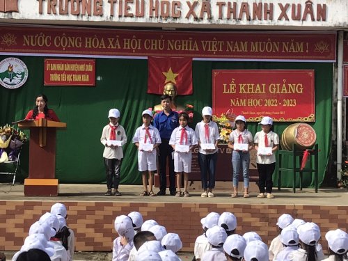 trao quà cấp 1.jpg