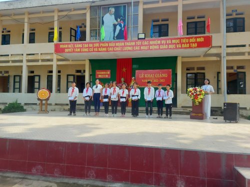 trao quà cấp 2.jpg